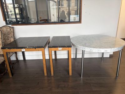 Une table ronde dessus imitation marbre.