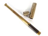 un vieux télescope en laiton, avec un étui en bois et des ferrures en laiton