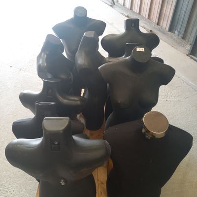 de nombreux mannequins exposés dans une pièce