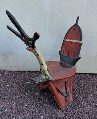 une chaise en bois munie d'une poignée en bois