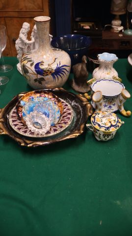 Ensemble d’objets de vitrine comprenant coupelle en émail, pot co...