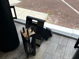 vue d'un parking depuis l'intérieur d'un immeuble