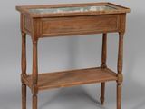 une petite table en bois avec un plateau en verre