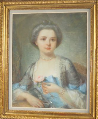 tableau représentant une femme en robe bleue tenant une fleur