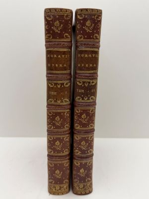deux livres bruns posés l'un sur l'autre sur une surface blanche