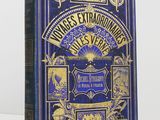 un livre bleu avec des lettres dorées, posé sur une table