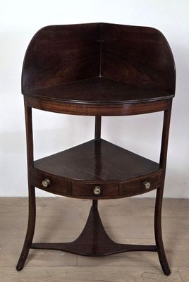 une photo d'une table d'angle surmontée d'une étagère