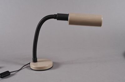 une lampe posée sur une table à côté d'un clavier