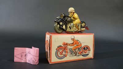 une figurine représentant un homme à moto, posé sur une caisse