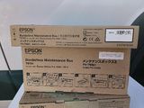 deux cartons contenant des imprimantes Epson posés sur une table blanche
