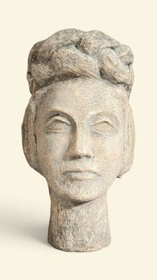 sculpture représentant la tête d'une femme aux cheveux tressés