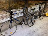 deux vélos garés l'un à côté de l'autre sur le trottoir