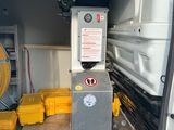 une camionnette blanche avec une machine à l'arrière