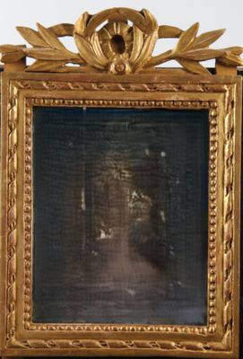 un cadre doré contenant la photo d'une femme