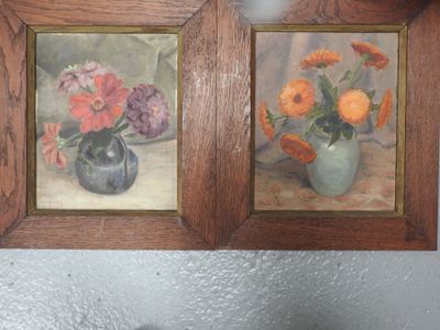 deux tableaux représentant des fleurs dans un vase, accrochés au mur