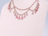 un gros plan sur un mannequin portant un collier rose
