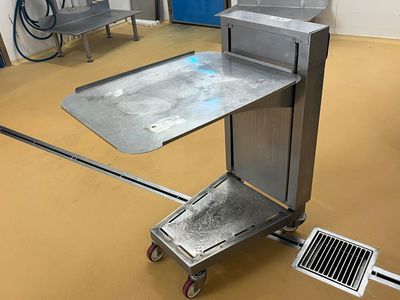 une photo d'une table en acier inoxydable dans une pièce