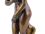 statue en bronze représentant une femme tenant un poisson, sur fond blanc