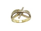 gros plan d'une bague en or avec des diamants sur fond blanc