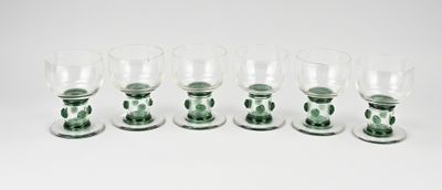 six verres à vin verts et blancs empilés les uns sur les autres