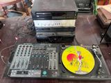 une table sur laquelle se trouvent un tourne-disque et un plateau tournant