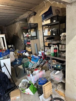 une pièce où il y a beaucoup de désordre