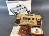 une boîte sur laquelle figurent une manette de jeu et un mode d'emploi