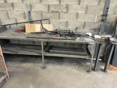 un établi sur lequel sont posés tout un tas d'outils