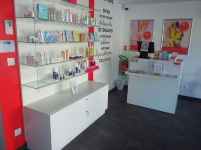 un magasin dont les rayons regorgent de produits