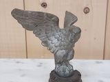 une statue représentant un aigle perché sur une table en marbre