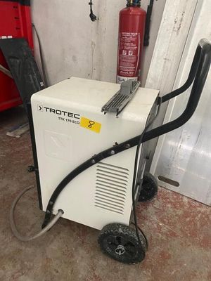 une petite machine qui se trouve dans le garage