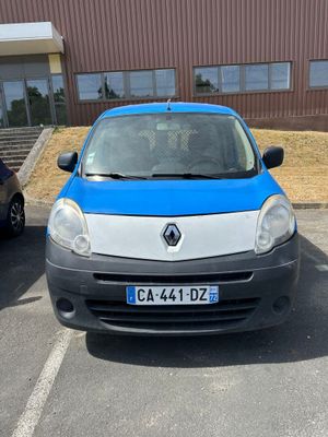 une voiture bleue et blanche garée sur un parking