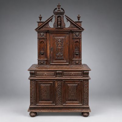 un vieux meuble en bois avec des sculptures et des gravures sur le dessus