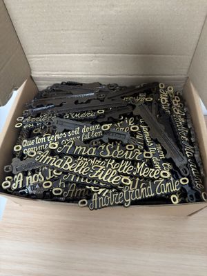 une boîte contenant tout un tas d'objets noirs et dorés