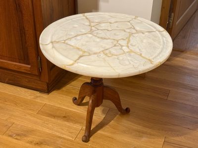 "Jeu de solitaire" ; Une table àplateau de pierre diam 66 et…