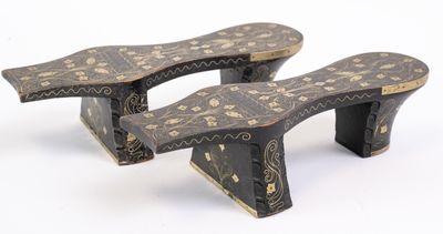 paire de tabourets d'appoint en bois peints en noir et or sur fond blanc