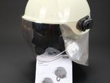 une image représentant un casque muni d'un serre-joint et de protections auditives