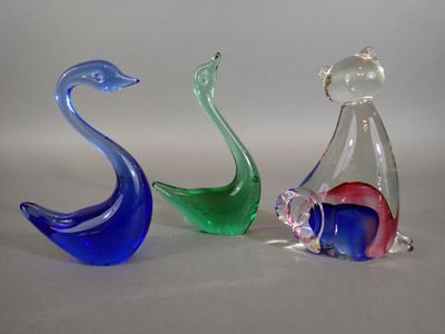 Ensemble de trois sujets en cristal teinté en forme d'un cha…