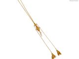 collier plaqué or orné de fleurs et de pompons sur fond blanc
