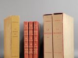 trois livres posés les uns à côté des autres sur une surface grise