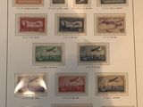 une photo d'une photo d'une collection de timbres exposée