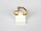 un gros plan d'une bague en or sertie d'un diamant et d'une perle