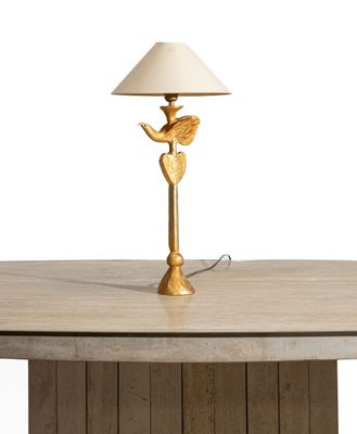 une table sur laquelle est posée une lampe, sur fond blanc
