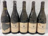 six bouteilles de vin sont alignées sur une table