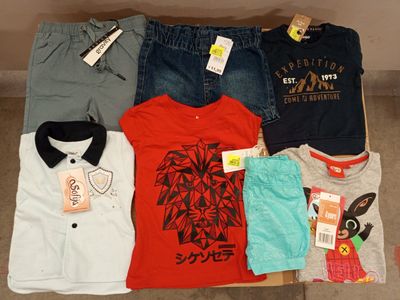 beaucoup de vêtements qui traînent par terre