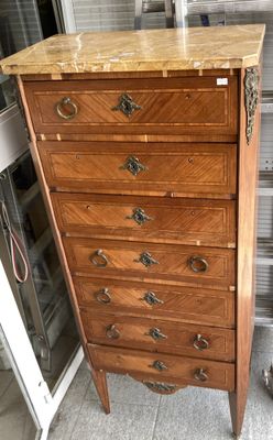 une commode en bois avec un plateau en marbre