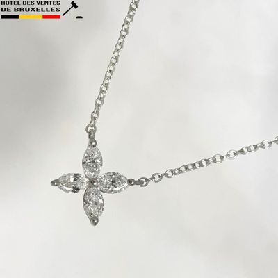 Collier avec une croix en argent sterling ornée de pierres CZ, monté sur une chaîne en argent
