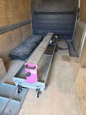 une photo d'un camion équipé d'un banc, avec ce banc à l'arrière
