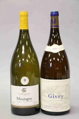 deux bouteilles de vin posées l'une à côté de l'autre sur une table