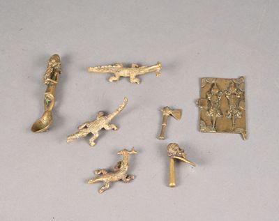 de nombreuses figurines en or sur un fond blanc